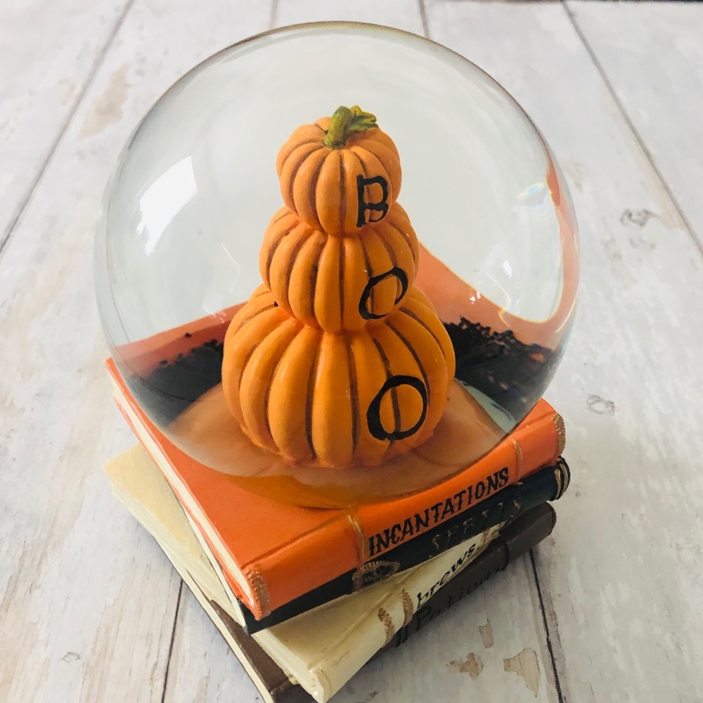 Halloween Pumpkin on Books Musical Waterglobe